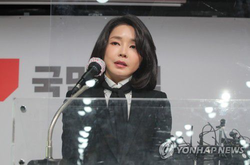 공식 사과하는 김건희(서울=연합뉴스) 이정훈 기자 = 국민의힘 윤석열 대선 후보 부인 김건희 코바나컨텐츠 대표가 26일 오후 서울 여의도 당사에서 자신의 허위 이력 의혹과 관련해 입장문을 발표하고 있다. 2021.12.26 uwg806@yna.co.kr