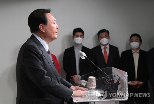 윤석열,  환경·농업 공약 발표(서울=연합뉴스) 이정훈 기자 = 국민의힘 윤석열 대선 후보가 25일 오전 서울 여의도 당사에서 '공기는 맑게, 쓰레기는 적게, 농촌은 잘살게'를 주제로 한 환경·농업 관련 공약을 발표하고 있다. 2022.1.25 [국회사진기자단] uwg806@yna.co.kr