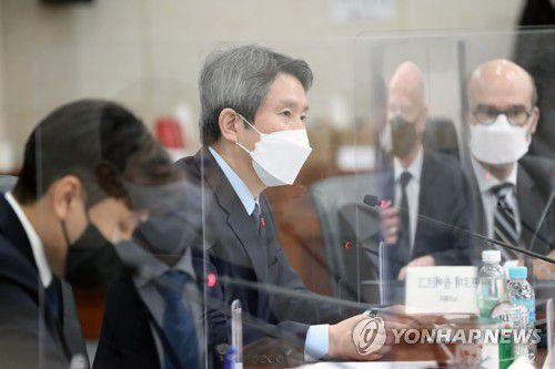 정책설명회에서 발언하는 이인영 장관(서울=연합뉴스) 윤동진 기자 = 이인영 통일부 장관이 25일 오후 서울 종로구 남북회담본부에서 주한 주요국 대사 및 국제기구 한국 사무소장을 초청해 진행된 신년 하례 및 정책설명회에서 발언하고 있다. 2022.1.25 [공동취재] photo@yna.co.kr