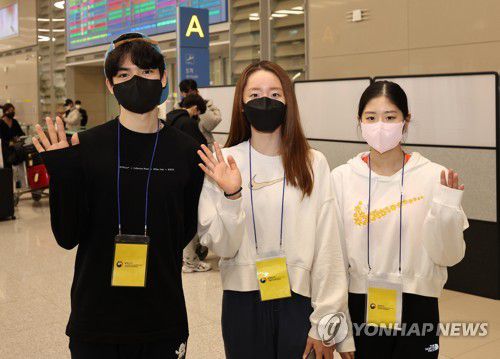 4대륙대회 마친 피겨스케이팅 대표팀 '금의환향'(영종도=연합뉴스) 임헌정 기자 = 국제빙상경기연맹(ISU) 4대륙선수권대회에서 한국 남자 싱글 선수 최초로 금메달을 목에 건 차준환(왼쪽)과 여자 싱글에서 각각 은메달과 동메달을 따낸 이해인(오른쪽), 김예림(가운데)이 25일 오후 영종도 인천국제공항 제2여객터미널을 통해 귀국한 뒤 손을 흔들고 있다. 2022.1.25 kane@yna.co.kr