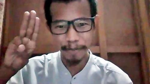 연합뉴스와 화상인터뷰에서 저항의 상징 '세손가락' 경례하는 타아자 산.2021.4.14[방콕=연합뉴스 김남권 특파원]