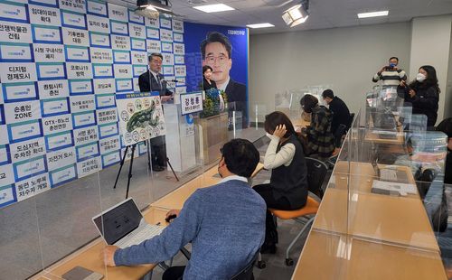 강청룡 전 도의원 출마 기자회견[촬영 이상학]