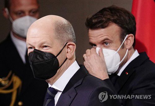 에마뉘엘 마크롱 프랑스대통령과 올라프숄츠 독일 총리[로이터 연합뉴스 자료사진. 재배포 및 DB 금지]