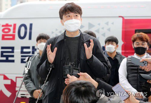 전북 방문한 이준석 대표(전주=연합뉴스) 김동철 기자 = 국민의힘 이준석 대표가 25일 전북도의회 앞에 정차된 정책홍보 버스(윤이버스·윤석열을 위한 이준석 버스) 앞에서 인터뷰하고 있다. 2022.1.25 sollenso@yna.co.kr