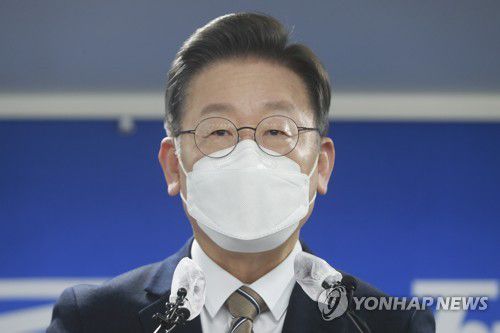정치혁신 구상 발표하는 이재명 대선 후보(서울=연합뉴스) 하사헌 기자 = 더불어민주당 이재명 대선 후보가 26일 오전 서울 여의도 당사에서 기자회견을 열고 정치혁신 구상을 발표하고 있다. 2022.1.26 [국회사진기자단] toadboy@yna.co.kr