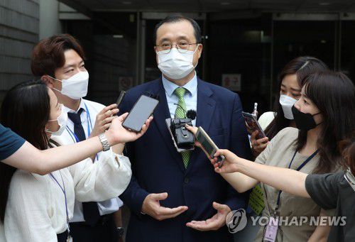 '재판개입' 임성근 전 부장판사(서울=연합뉴스) 임헌정 기자 = 양승태 전 대법원장 시절 일선 재판에 개입했다는 이유로 재판에 넘겨진 임성근 전 부장판사가 지난해 8월 12일 오후 서울 서초구 서울고등법원에서 열린 공판에서 1심에 이어 항소심에서도 무죄를 선고받은 뒤 법정을 나서며 취재진 질문에 답하는 모습 [연합뉴스 자료사진]