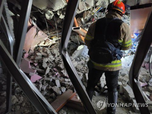 실종자 발견된 27층 구조작업(광주=연합뉴스) 광주 서구 화정아이파크 붕괴 사고 발생 보름째인 지난 25일 매몰자(실종자 추정)가 발견된 27층에서 구조대원들이 구조작업을 하고 있다. 2022.1.26 [광주소방본부 제공. 재판매 및 DB 금지] utzza@yna.co.kr