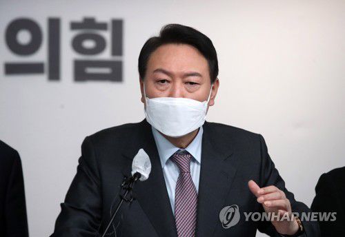 윤석열, 정치 분야 공약 발표 후 질의응답(서울=연합뉴스) 이정훈 기자 = 국민의힘 윤석열 대선 후보가 27일 오전 서울 여의도 당사에서 정치 분야 공약을 발표한 후 질의응답을 하고 있다. 2022.1.27 [국회사진기자단] uwg806@yna.co.kr