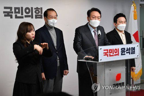 정치 분야 공약 발표하고 취재진과 질의응답하는 윤석열(서울=연합뉴스) 하사헌 기자 = 국민의힘 윤석열 대선 후보가 27일 오전 서울 여의도 국민의힘 중앙당사에서 정치 분야 공약을 발표한 후 취재진과 질의응답을 하고 있다. 2022.1.27 [국회사진기자단] toadboy@yna.co.kr