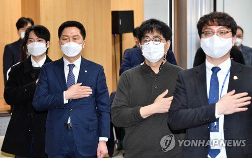 국기에 경례하는 김기현(서울=연합뉴스) 이정훈 기자 = 국민의힘 김기현 원내대표가 27일 국회 의원회관에서 열린 대장동 콘서트에서 참석자들과 국기에 경례하고 있다. 2022.1.27 [국회사진기자단] uwg806@yna.co.kr