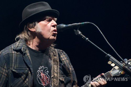 유명 포크록 싱어송라이터 닐 영[AP 연합뉴스 자료사진. 재판매 및 DB금지]