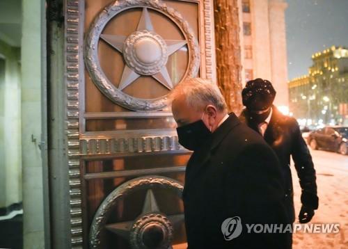 러시아 외무부 건물로 들어서는 존 설리번 모스크바 주재 미국 대사.[AP 연합뉴스 자료사진. 재판매 및 DB 금지.]