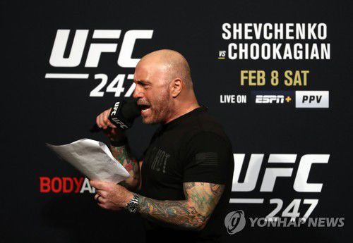 스포티파이 인기 팟캐스트를 진행하는 조 로건[AFP 연합뉴스 자료사진. 재판매 및 DB금지]