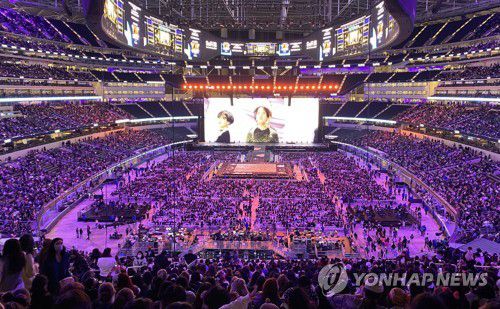 BTS 콘서트 둘째날, 보랏빛 물결 가득한 소파이 스타디움(로스앤젤레스=연합뉴스) 28일(현지시간) 미국 로스앤젤레스(LA) 소파이 스타디움에서 방탄소년단(BTS) 콘서트가 열리고 있다. 콘서트는 다음 달 3~4일 2회의 공연을 남겨놓고 있다. 2021.11.29 [독자 제공. 재판매 및 DB 금지] photo@yna.co.kr