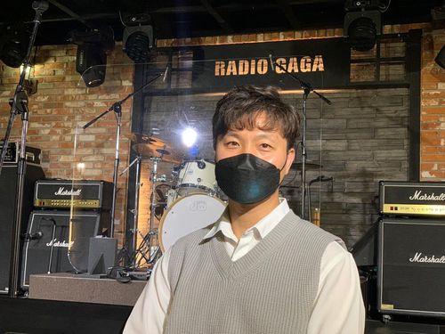 한국공연장협회 이용화 회장     (서울=연합뉴스) 김예나 기자 = 서울 마포구에서 공연장 '라디오가가'를 운영하는 이용화 한국공연장협회장이 지난 19일 연합뉴스와 인터뷰 하고 있다. 2022.1.19     yes@yna.co.kr