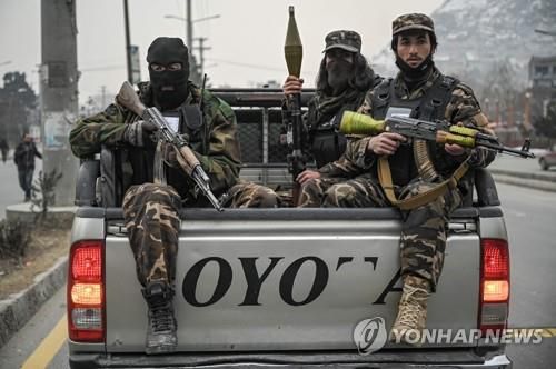아프간 카불에서 차를 타고 순찰 중인 탈레반 대원. [AFP 연합뉴스 자료사진. 재판매 및 DB 금지]
