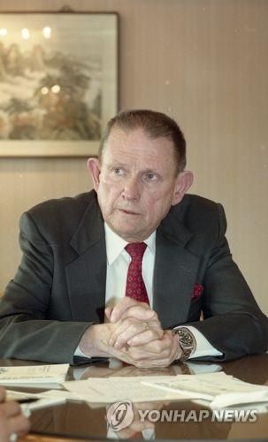 1994년 연합통신(연합뉴스 전신)과 인터뷰하는 존 싱글러브 전 주한유엔사 참모장 [연합뉴스 자료사진]