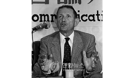 존 싱글러브 전 유엔사 참모장이 1982년 10월 3일 세계언론인회의 강연을 위해 내한, 김포공항 귀빈실에서 기자회견하고 있다. [연합뉴스 자료사진]