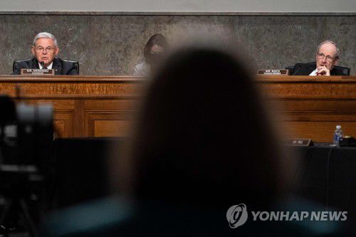 밥 메넨데스 미 민주당 소속 외교위원장과 짐 리쉬 공화당 상원의원[AFP 연합뉴스 자료사진. 재판매 및 DB금지]