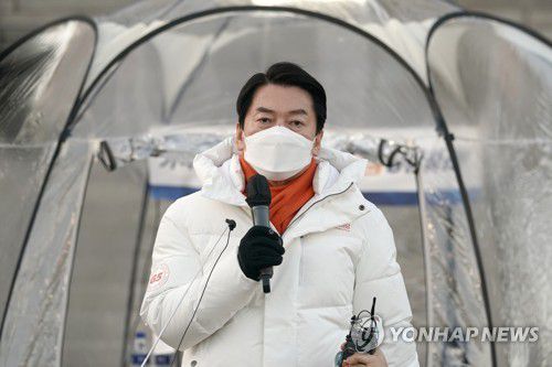 양당 담합토론 규탄 철야농성에서 발언하는 안철수 대선 후보(서울=연합뉴스) 국민의당 안철수 대선 후보가 30일 오후 국회 본관 앞에서 양당 담합토론 규탄 철야농성을 하며 발언하고 있다. 2022.1.30 [국민의당 제공. 재판매 및 DB 금지] toadboy@yna.co.kr