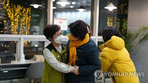 설날 코로나전담병원 방문한 심상정 대선후보(서울=연합뉴스) 백승렬 기자 = 정의당 심상정 대선후보가 설날인 1일 새벽 서울시 양천구 코로나전담병원인 서울서남병원을 방문, 관계자들과 인사하고 있다. 2022.2.1 [정의당 선대위 제공. 재판매 및 DB금지] srbaek@yna.co.kr