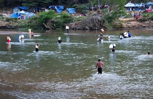 따웅 인 강을 건너 태국 쪽에서 구호품을 받아 돌아가는 미얀마 난민들. 2022.1.4[RFA 캡처. 재판매 및 DB 금지]