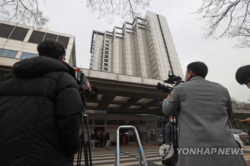 박근혜 전 대통령 입원 병원 앞 취재진들(서울=연합뉴스) 임화영 기자 = 국정농단 사건 등으로 유죄 확정을 받아 수감 중인 박근혜 전 대통령이 특별사면·복권된 24일 오전 박 전 대통령이 입원해 있는 서울 강남구 삼성서울병원 앞에서 취재진들이 대기하고 있다. 2021.12.24 hwayoung7@yna.co.kr