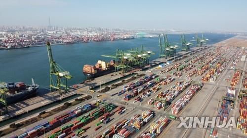 중국 톈진항의 수출입 부두[신화=연합뉴스 자료사진]