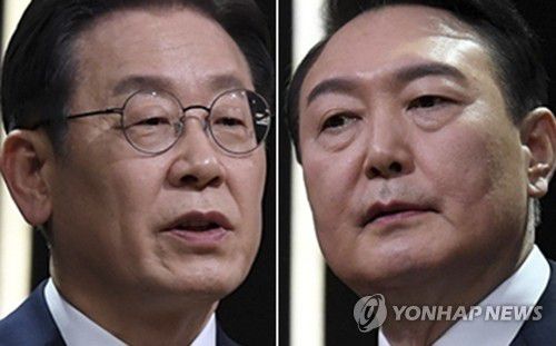 이재명(왼쪽)-윤석열(서울=연합뉴스) 더불어민주당 이재명 대선후보와 국민의힘 윤석열 대선 후보가 3일 오후 서울 여의도 KBS 공개홀에서 열린 방송 3사 합동 초청 '2022 대선후보 토론'에 앞서 준비를 하고 있다. 2022.2.3 [국회사진기자단] toadboy@yna.co.kr