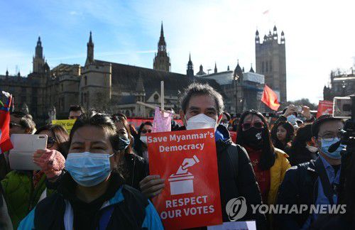 영국 의사당 밖의 미얀마 쿠데타 비판 시위대. 2022.2.1[EPA=연합뉴스]