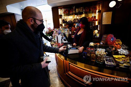 이탈리아 로마의 한 카페에서 고객의 면역증명서를 확인하는 모습. [로이터 연합뉴스 자료사진. 재판매 및 DB 금지]