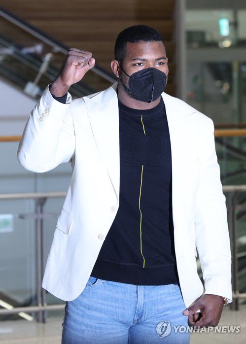 '푸이그' 주먹 불끈(영종도=연합뉴스) 한상균 기자 = 키움 히어로즈 야시엘 푸이그가 3일 인천공항 입국장을 나온 후 취재진에게 포즈를 취하고 있다. 푸이그는 코로나19 방역 지침에 따라 자가 격리 후 키움 선수단을 만날 예정이다. 2022.2.3 xyz@yna.co.kr
