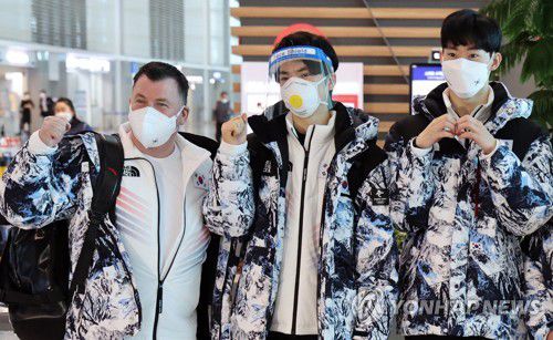 [올림픽] 피겨 선수단 베이징으로(영종도=연합뉴스) 한상균 기자 = 베이징동계올림픽 한국 피겨 대표팀이 3일 오전 인천공항에서 출국 전 기념촬영을 하고 있다. 왼쪽부터 오서 코치, 차준환, 이시형. 2022.2.3 xyz@yna.co.kr