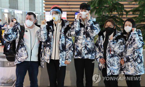 [올림픽] 피겨 선수단 베이징으로(영종도=연합뉴스) 한상균 기자 = 베이징동계올림픽 한국 피겨 대표팀이 3일 오전 인천공항에서 출국 전 기념촬영을 하고 있다. 왼쪽부터 오서 코치, 차준환, 이시형. 2022.2.3 xyz@yna.co.kr