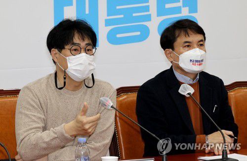 발언하는 김경율 회계사(서울=연합뉴스) 백승렬 기자 = 김경율 회계사(왼쪽)가 3일 오전 서울 여의도 국회에서 국민의힘 이재명 비리 국민검증특별위원회 초청 간담회에 참석, 대장동 개발 의혹 사건에 대해 발언하고 있다. 2022.2.3 [국회사진기자단] srbaek@yna.co.kr