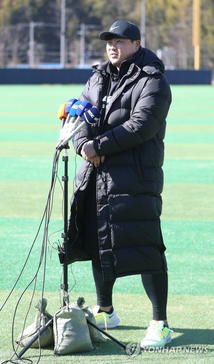 류현진 인터뷰(거제=연합뉴스) 김동민 기자 = 류현진(35·토론토 블루제이스) 선수가 3일 오전 경남 거제시 하청스포츠타운에서 인터뷰하고 있다.      류현진 선수는 이날 친정 한화 이글스 스프링 캠프에서 훈련한다. 2022.2.3 image@yna.co.kr