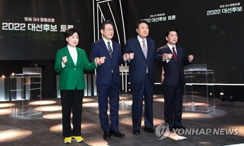 대선후보 토론에서 기념촬영하는 후보들(서울=연합뉴스) 3일 오후 서울 여의도 KBS 공개홀에서 열린 방송 3사 합동 초청 '2022 대선후보 토론'에서 후보들이 기념촬영을 하고 있다. 왼쪽부터 정의당 심상정 후보, 더불어민주당 이재명 후보, 국민의힘 윤석열 후보, 국민의당 안철수 후보. 2022.2.3 [국회사진기자단] toadboy@yna.co.kr