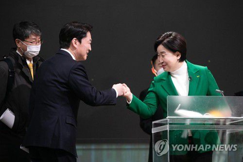 인사하는 정의당·안철수(서울=연합뉴스) 지상파 방송 3사가 공동주최한 대선후보토론회가 열린 3일 서울 KBS 스튜디오에서 정의당 심상정 대선후보(오른쪽)와 국민의당 안철수 대선후보가 토론회 준비를 하고 있다. 2022.2.3 [국회사진기자단] srbaek@yna.co.kr