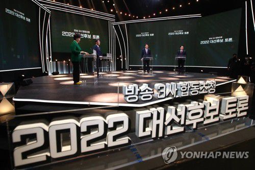 대선후보 토론 리허설 준비하는 후보들(서울=연합뉴스) 3일 오후 서울 여의도 KBS 공개홀에서 열린 방송 3사 합동 초청 '2022 대선후보 토론'에서 후보들이 리허설 준비를 하고 있다. 왼쪽부터 정의당 심상정 후보, 더불어민주당 이재명 후보, 국민의힘 윤석열 후보, 국민의당 안철수 후보. 2022.2.3 [국회사진기자단] toadboy@yna.co.kr