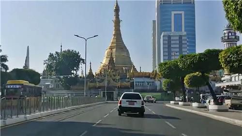침묵 파업으로 차가 거의 없는 양곤 중심부 술래 파고다 앞 거리·2022.2.1.[양곤=연합뉴스] 이정호 통신원