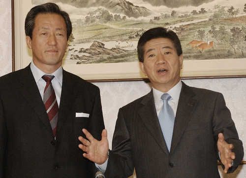 우리는 승리합니다민주당 노무현 후보와 국민통합21 정몽준 의원이 단일화 첫날인 25일 오전 국회 귀빈식당에서 만나 대선승리를 밝히고 있다./박창기/정치/ 2002.11.25  (서울=연합뉴스) changki@yna.co.kr <저작권자 ⓒ 2002 연합뉴스. 무단전재-재배포 금지.>