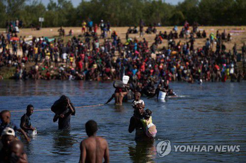 지난해 9월 미·멕시코 국경 강 오가는 아이티 이민자들 [EPA 연합뉴스 자료사진. 재판매 및 DB 금지]