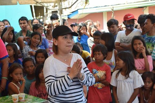 태풍 '라이' 피해 지역을 방문해 기도하는 시토이 조 시장[세부한인회 제공]