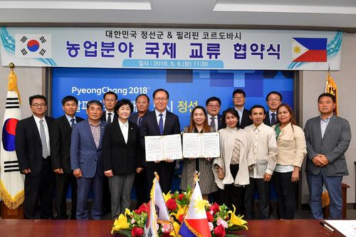 정선군과 코르도바시 간 농업 분야 국제교류 협약식 체결 장면 시토이 조 시장(앞줄 가운데)이 협약식에 참여했다.[세부한인회 제공]