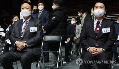 베이징 동계올림픽 선수단 결단식 참석한 윤석열·안철수(서울=연합뉴스) 김승두 기자 = 국민의힘 윤석열 대선 후보(왼쪽)와 국민의당 안철수 대선 후보가 지난 1월 25일 오후 서울시 송파구 올림픽공원 올림픽홀에서 열린 2022 베이징 동계올림픽 대한민국 선수단 결단식에 참석해 있다. kimsdoo@yna.co.kr