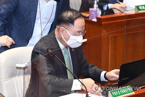 예결위 전체회의 출석한 홍남기(서울=연합뉴스) 이정훈 기자 = 홍남기 부총리 겸 기획재정부 장관이 7일 오전 국회에서 열린 예산결산특별위원회 전체회의에 출석해 자료를 살펴보고 있다. 2022.2.7 [국회사진기자단] uwg806@yna.co.kr