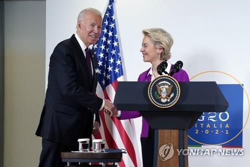 '철강 관세분쟁 합의' 손 잡은 미·EU 정상    (로마 AP=연합뉴스) 조 바이든(왼쪽) 미국 대통령과 우르줄라 폰데어라이엔 유럽연합(EU) 집행위원장이 작년 10월 31일(현지시간) 주요 20개국(G20) 정상회의가 열리고 있는 이탈리아 로마에서 미-EU 간 철강·알루미늄 관세 분쟁 해소를 알리는 공동 기자회견을 마치며 악수하고 있다. 미국은 일정한 쿼터 내에서 EU산 철강과 알루미늄에 부과한 관세를 없애고, EU는 미국산 제품에 대한 보복관세를 철회하기로 했다. 2022.2.8 [AP 연합뉴스 자료사진] photo@yna.co.kr