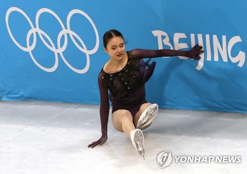 경기 도중 넘어진 중국 피겨대표 주이(베이징=EPA 연합뉴스) 중국 여자 피겨대표 주이가 6일(현지시간) 경기 도중 넘어지고 있다. 2022.2.7 photo@yna.co.kr