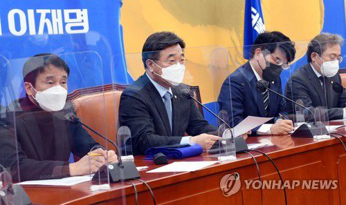 더불어민주당 원내대책회의(서울=연합뉴스) 이정훈 기자 = 더불어민주당 윤호중 원내대표가 8일 오전 국회에서 열린 원내대책회의에서 발언하고 있다. 2022.2.8 [국회사진기자단] uwg806@yna.co.kr