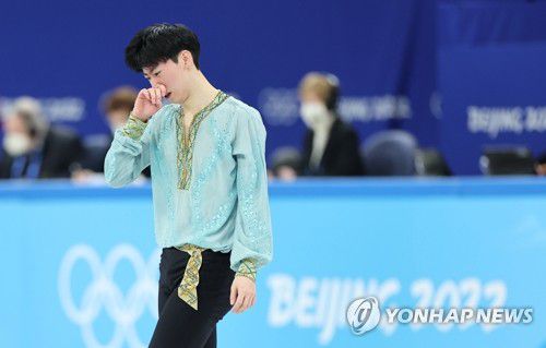 [올림픽] 링크 나서는 이시형(베이징=연합뉴스) 홍해인 기자 = 이시형이 8일 오전 중국 베이징 캐피탈 실내 경기장에서 열린 2022 베이징 동계올림픽 피겨스케이팅 남자 싱글 쇼트 프로그램 경기에서 연기를 마친 후 링크를 나서고 있다. 2022.2.8 hihong@yna.co.kr